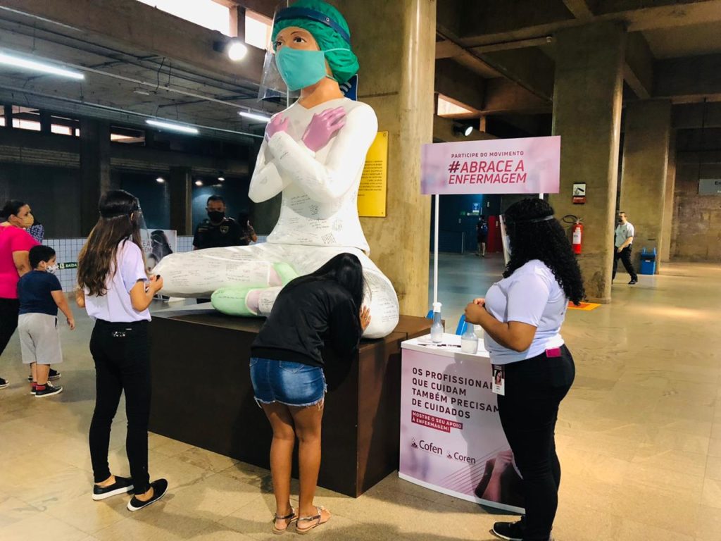 Boneca gigante homenageia profissionais de enfermagem na Estação Central