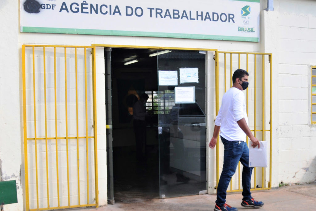 Quase 600 vagas de emprego estão abertas nesta sexta-feira