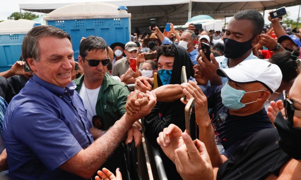 Presidente Bolsonaro entrega títulos de propriedade rural para famílias em Goiás
