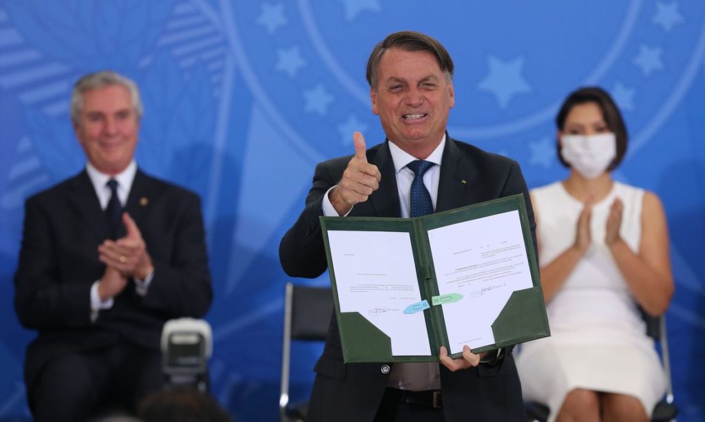 Governo Bolsonaro destina R$ 20 bi para vacinação da população contra covid-19