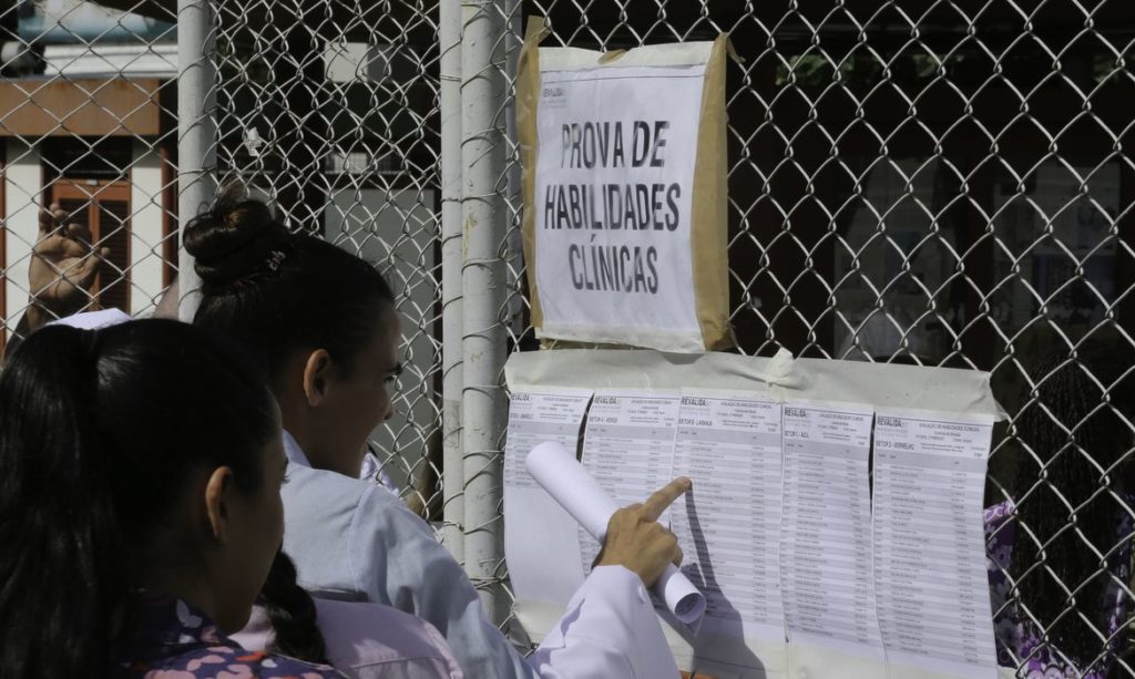 Mais de 15 mil médicos participam do Revalida neste domingo