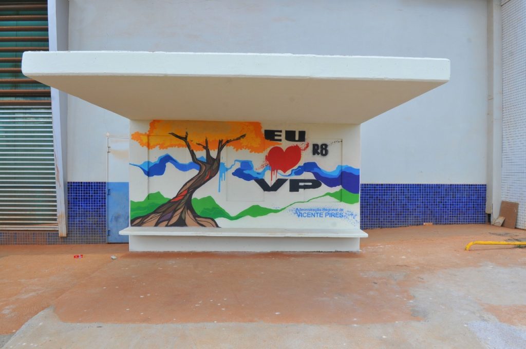 Paradas de ônibus de Vicente Pires são grafitadas