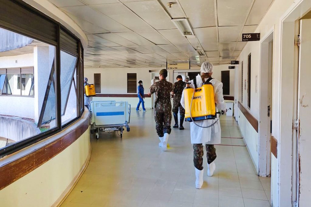 Exército sanitiza áreas de circulação do Hospital Regional da Asa Norte