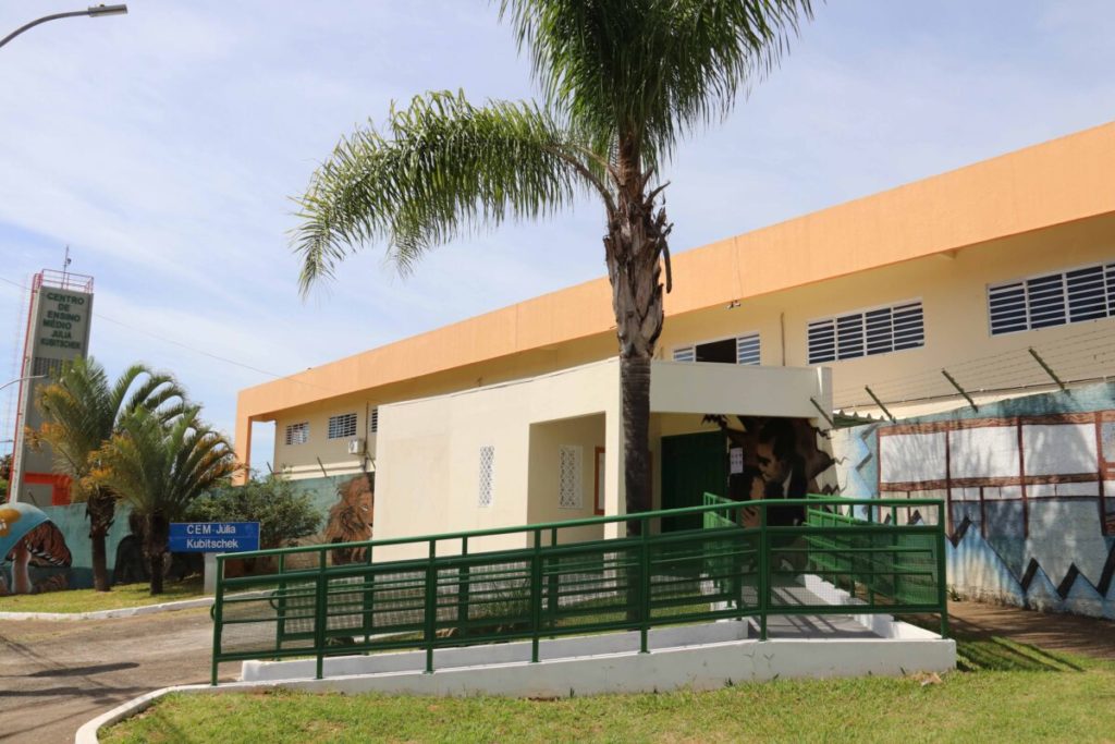 Secretário da Educação do DF e ministro visitam local de prova do Enem