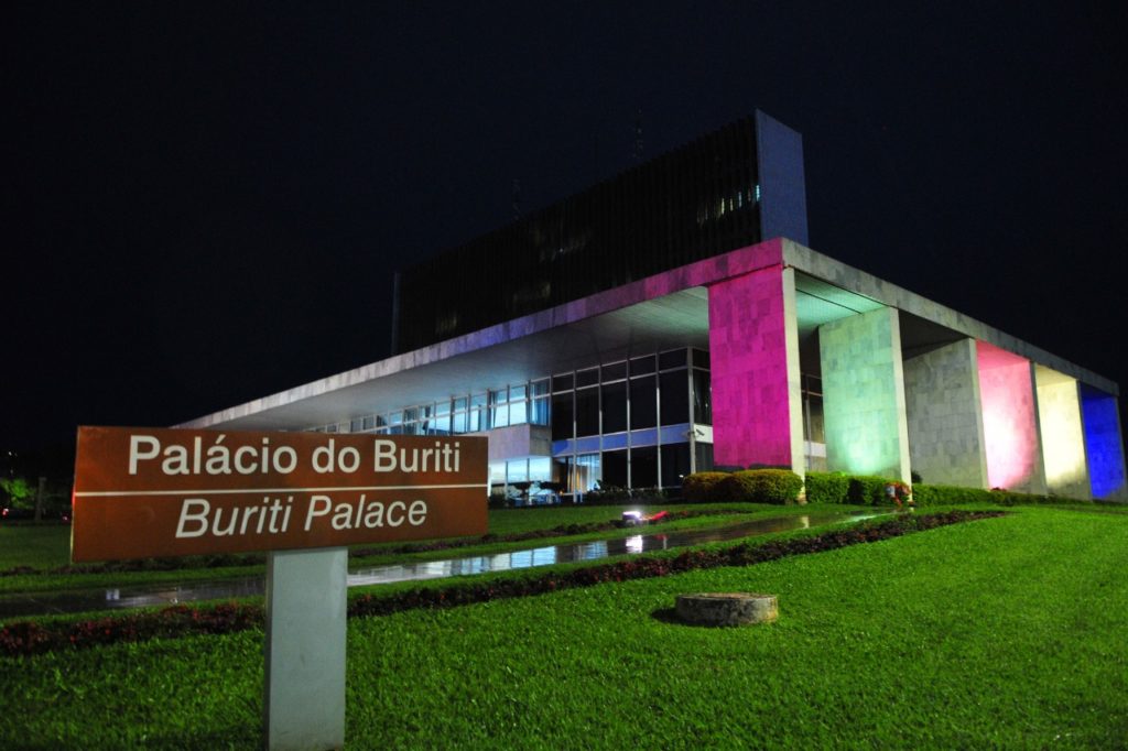 Palácio do Buriti recebe iluminação nas cores da bandeira trans