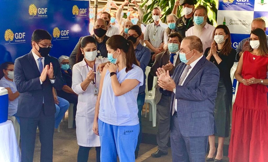 Dia D | Enfermeira do Hospital Regional da Asa Norte é primeira imunizada no Distrito Federal