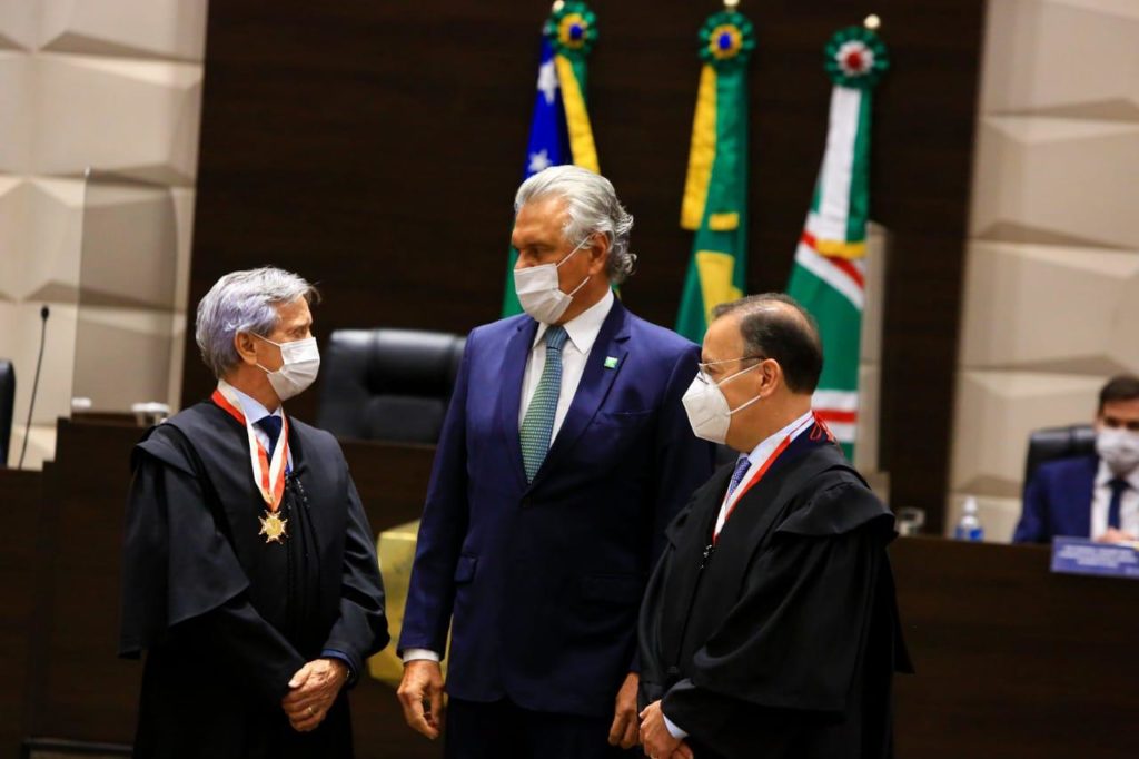 Caiado é homenageado com medalha de Honra ao Mérito e certificado de “Amigo do Poder Judiciário” em posse do novo presidente do TJGO