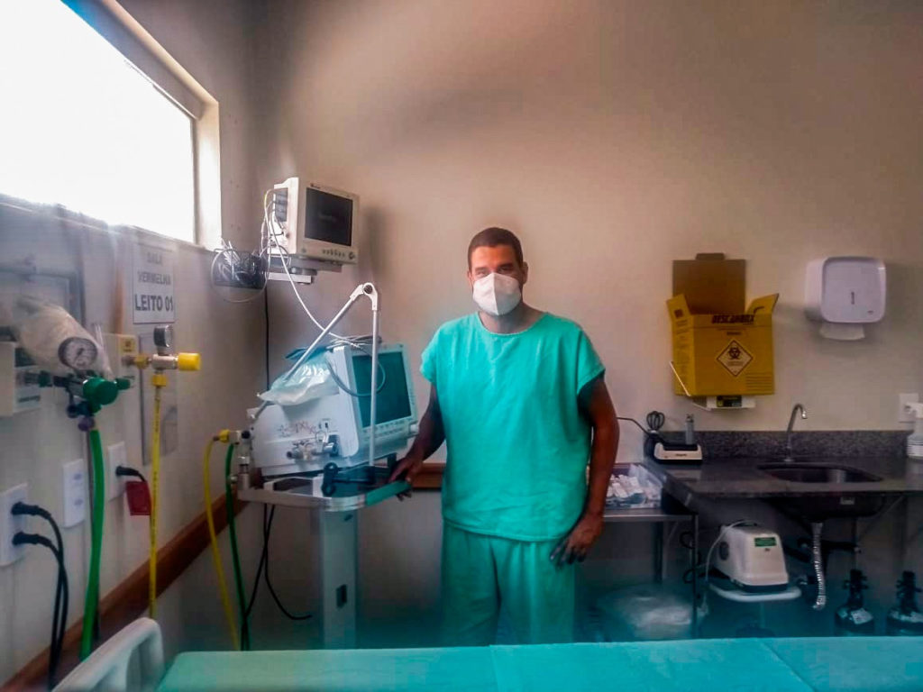 Coletor de lixo vira coordenador de enfermagem em hospital de campanha em Goiás