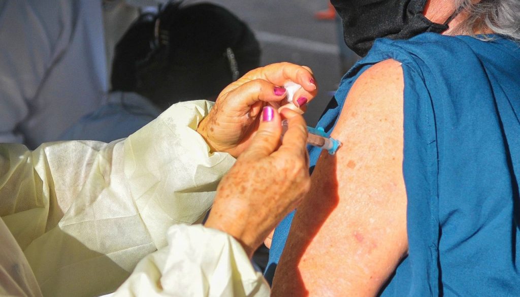 Vacinação no Distrito Federal é ampliada para pessoas a partir de 79 anos