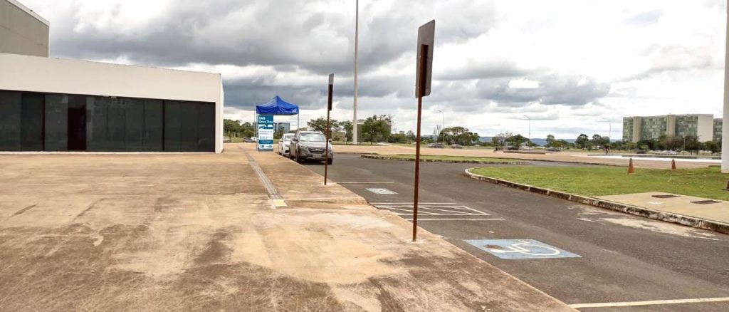 Bibliotecas adotam sistema drive-thru para devolução de livros emprestados