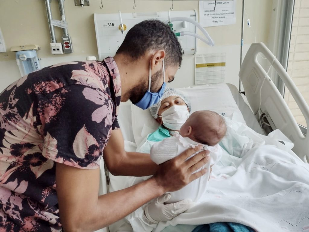 Após sofrer um AVC, mãe segura filha recém-nascida pela primeira vez