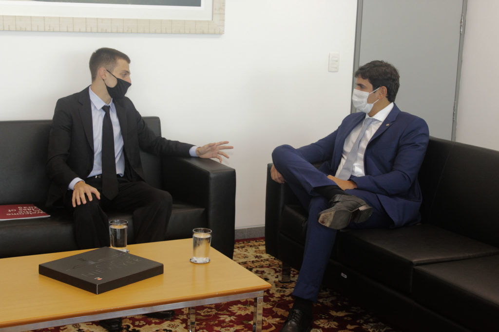 Estudante brasiliense aprovado em Harvard é recebido pelo presidente da Câmara Legislativa