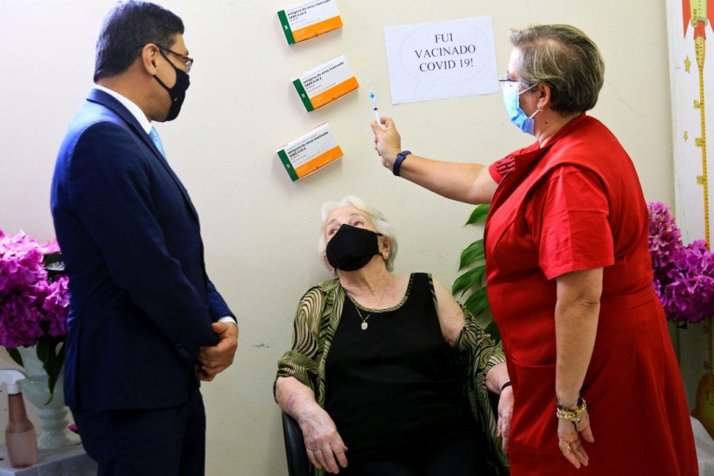 Aos 104 anos, dona Zita é a primeira a ser vacinada na UBS 2 do Guará