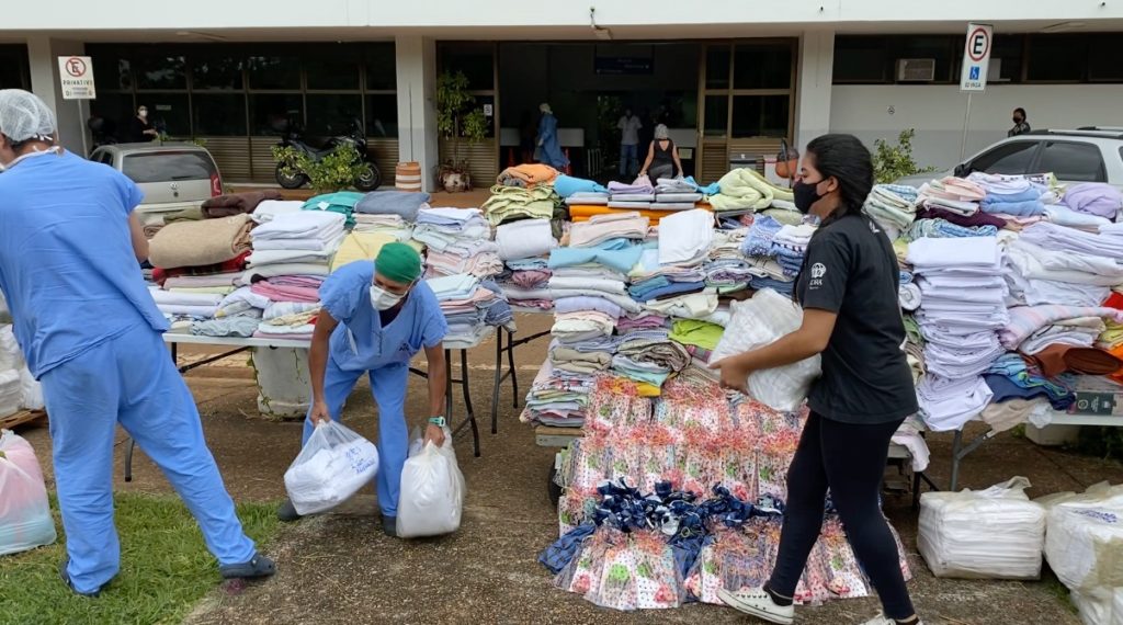 Jovens se mobilizam e arrecadam mais de 2 mil lençóis para hospital público de Brasília