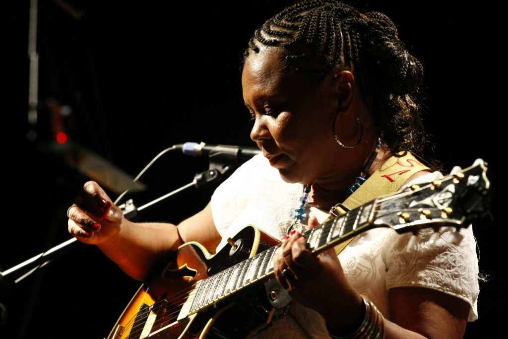 Em ritmo intenso de ensaios, a guitarrista Marlene Souza Lima se prepara para série de lives