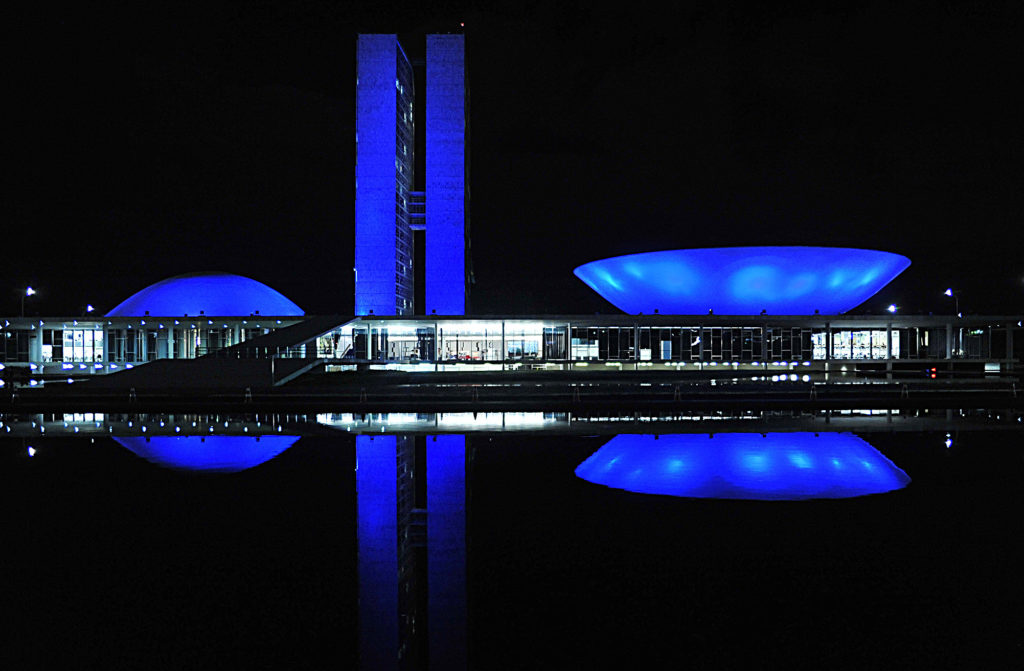 Iluminação do Congresso na cor azul marca Dia Mundial da Audição