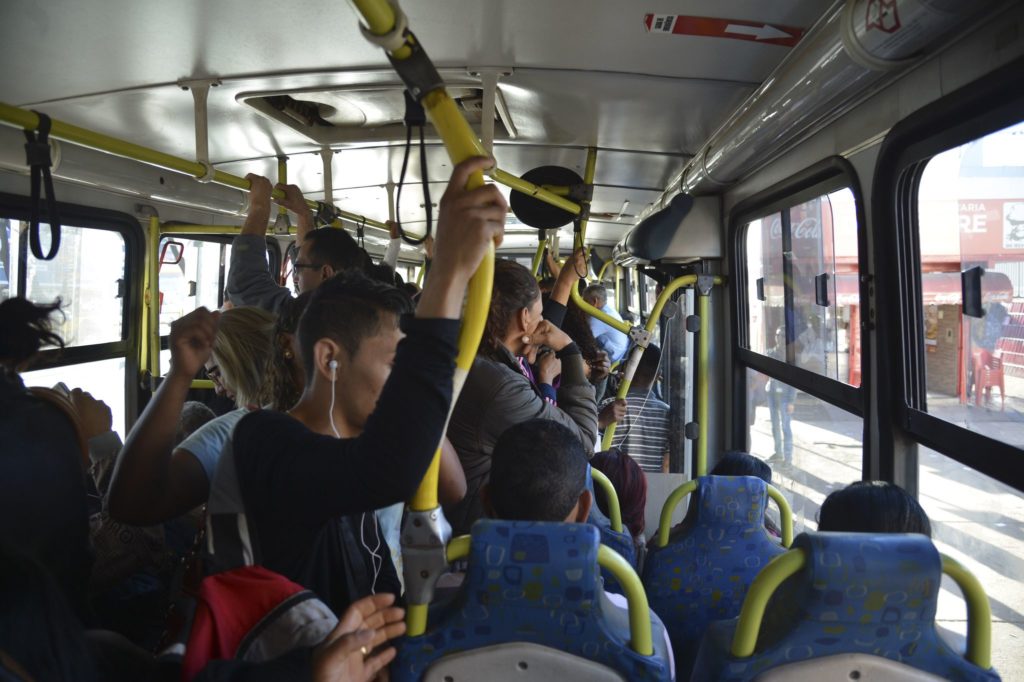 Lotação do transporte público aumenta o risco de contágio pela Covid-19