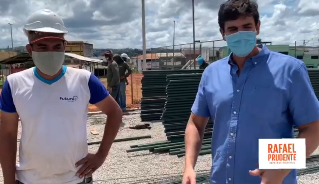 Rafael Prudente visita obras no campo de futebol society em São Sebastião