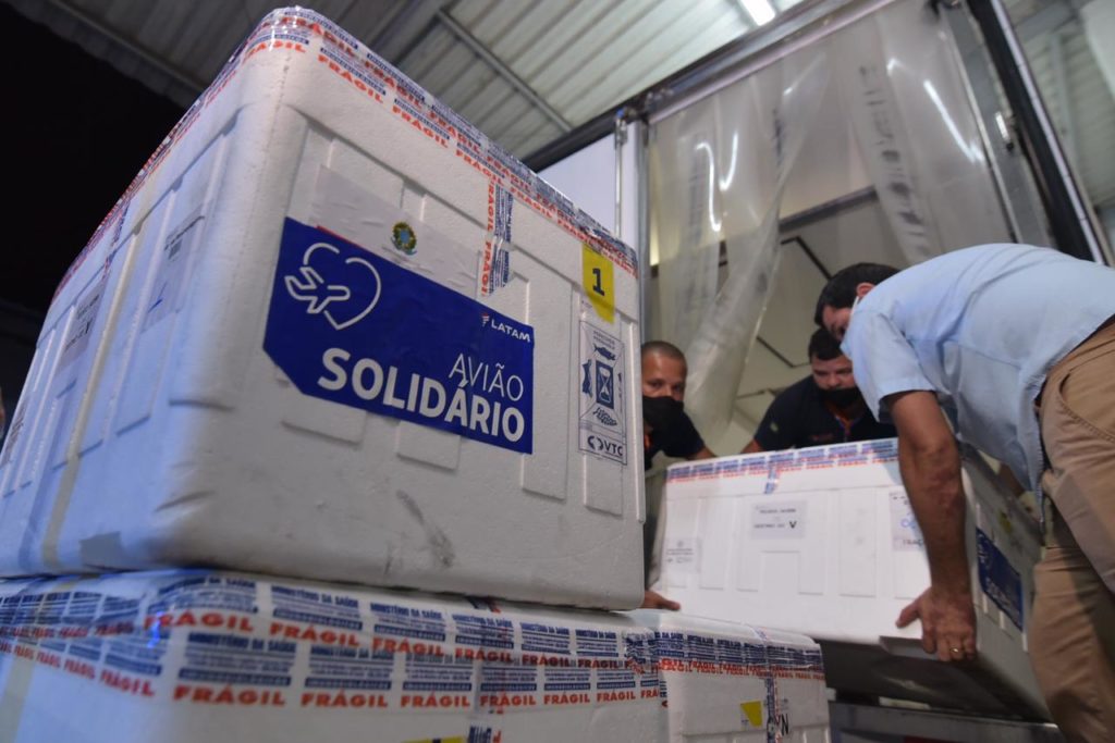 Nova remessa com 76 mil doses de CoronaVac chega a Goiás
