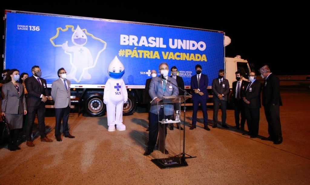 Chega ao Brasil 1º lote com um milhão de doses da vacina da Pfizer-BioNTech