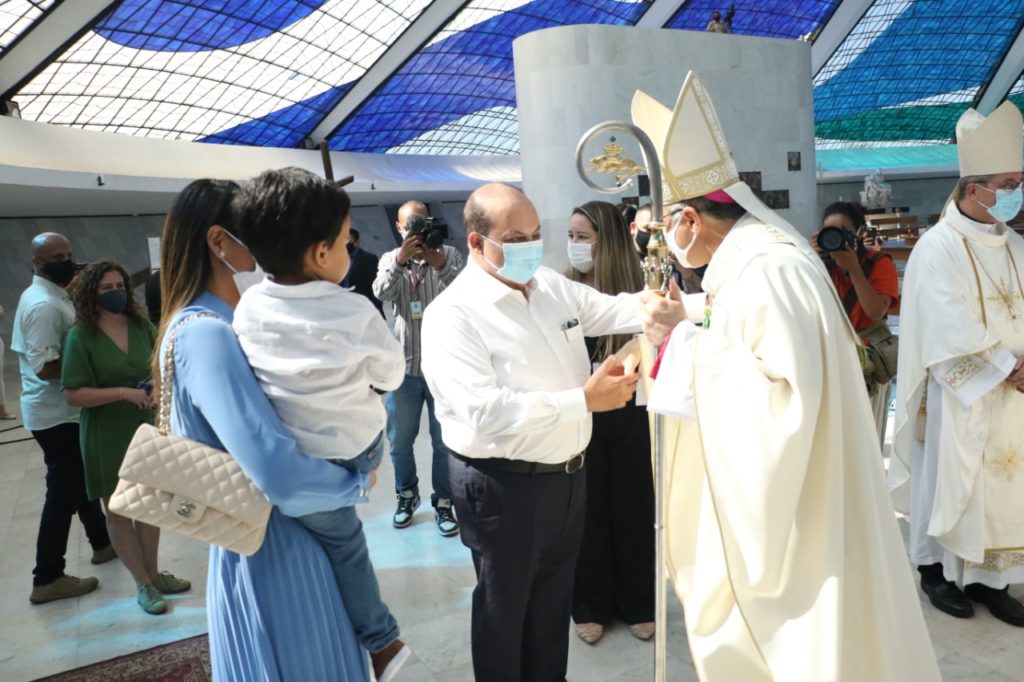 Ibaneis participa de Missa na Catedral que celebra o aniversário de Brasília