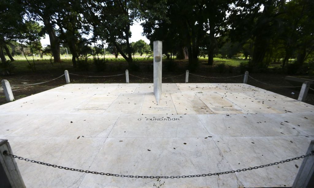 Monumento histórico, túmulo vazio de JK reina solitário no cemitério