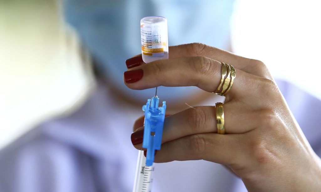 Médicos comentam sobre medicações e interesses farmacêuticos durante a crise da Covid-19