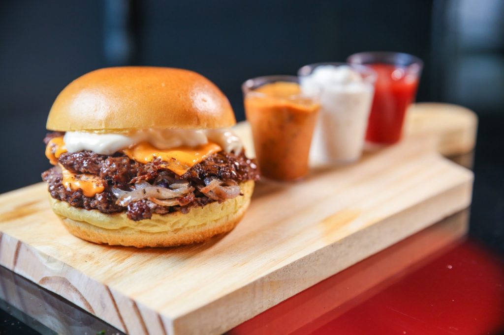 Chama Smash Burguer desembarca na Capital Federal e apresenta novo conceito no Dia Mundial do Hambúrguer