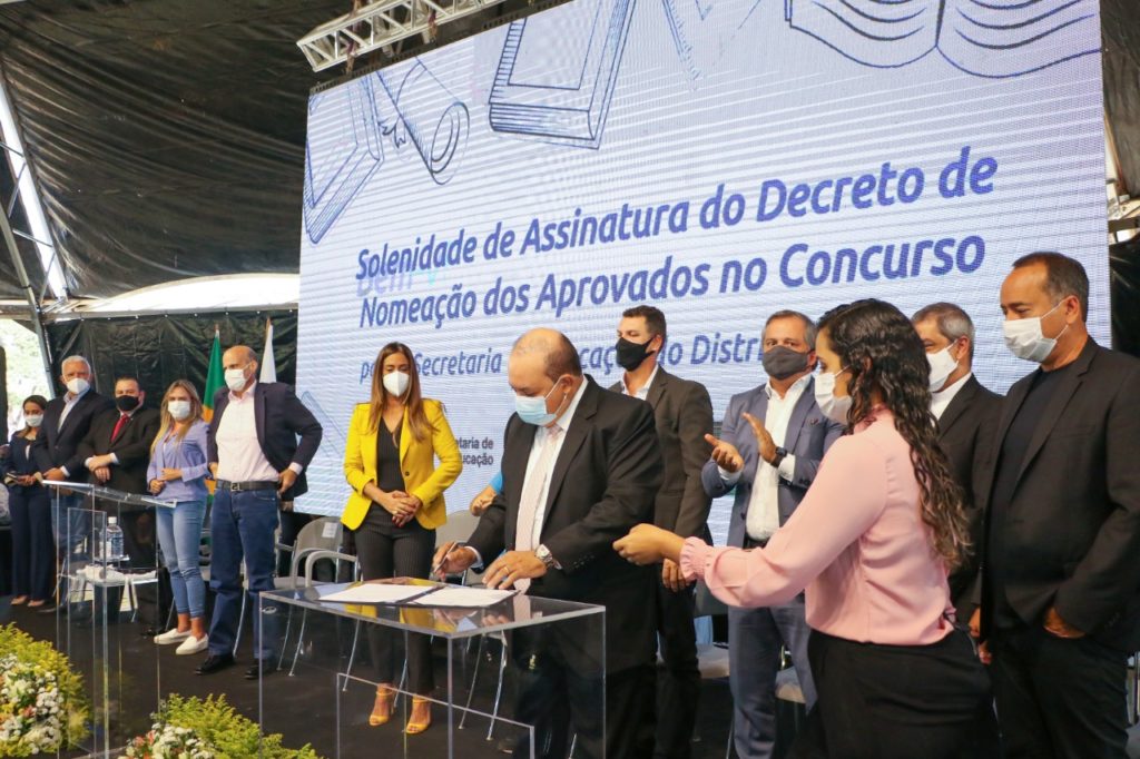 Governador Ibaneis nomeia 437 servidores para educação pública do DF