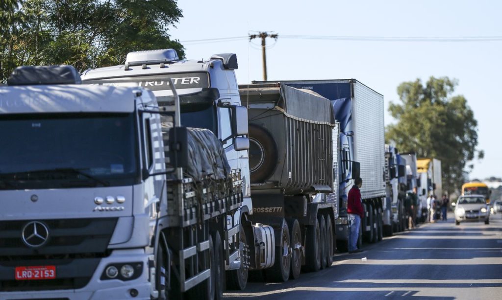 Bolsonaro lança programa que promete melhorar condições de trabalho dos caminhoneiros