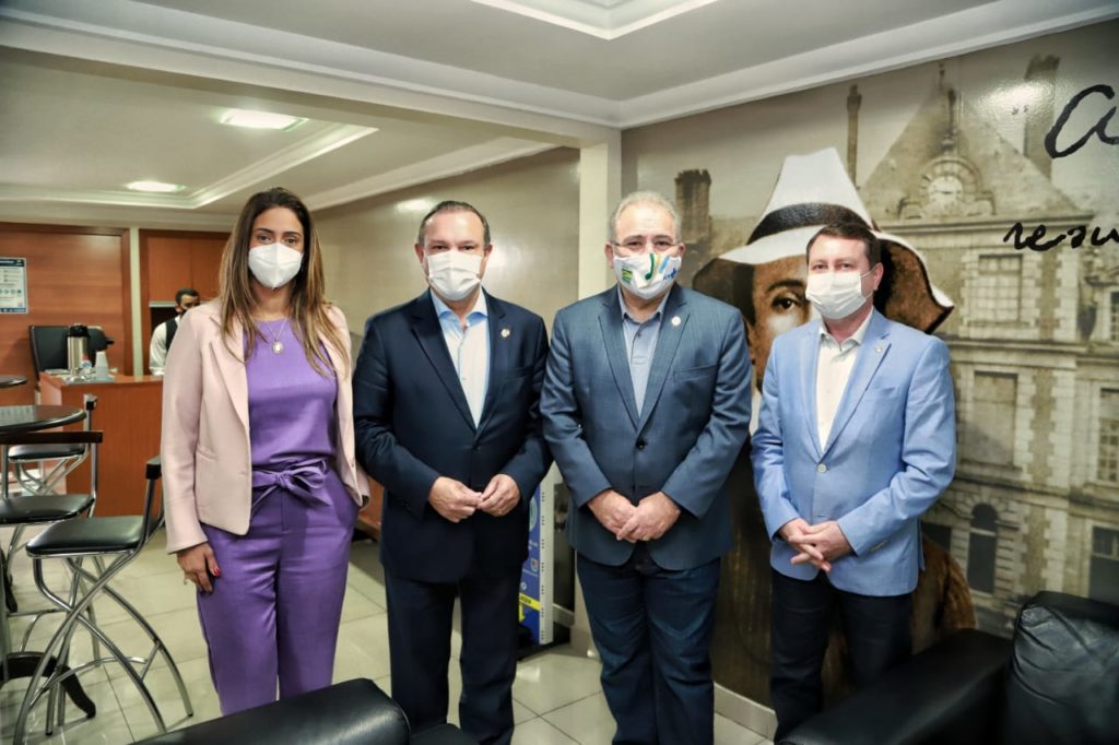 Flávia Arruda e Marcelo Queiroga conhecem fábrica veterinária que pode produzir vacinas contra a Ccovid-19