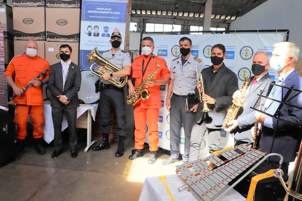 GDF entrega 520 instrumentos a escolas cívico-militares do Distrito Federal