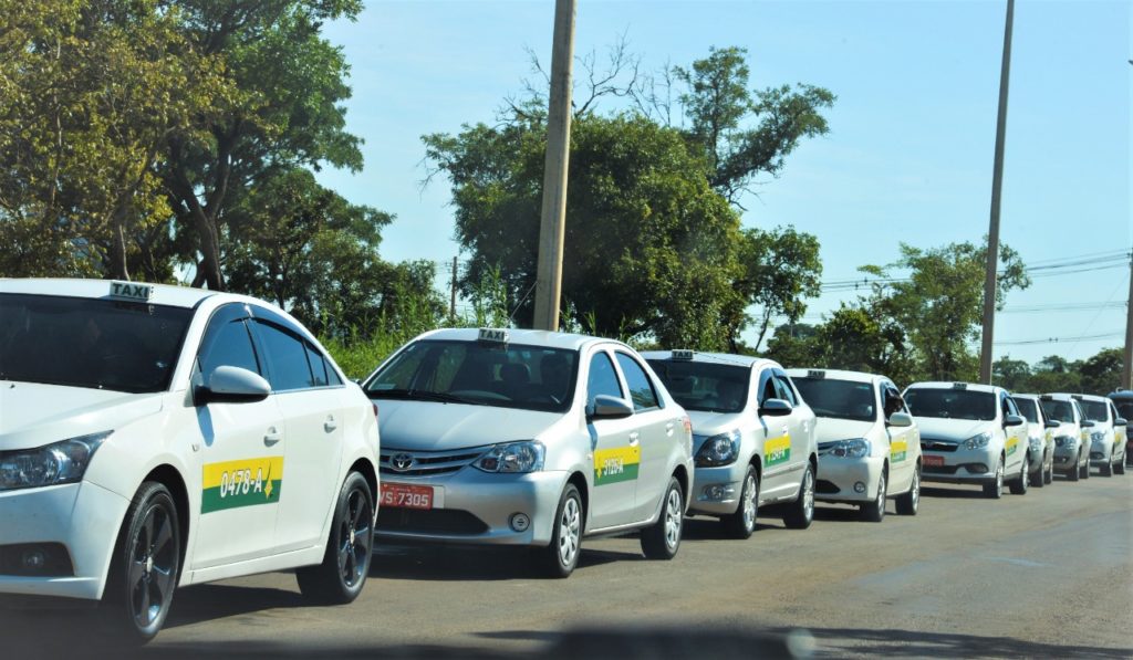 Pagamento de auxílio a taxistas e transporte escolar inicia segunda no DF