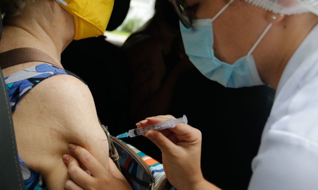 Estudo aponta maior eficácia da vacina Pfizer com tempo maior de aplicação entre as doses