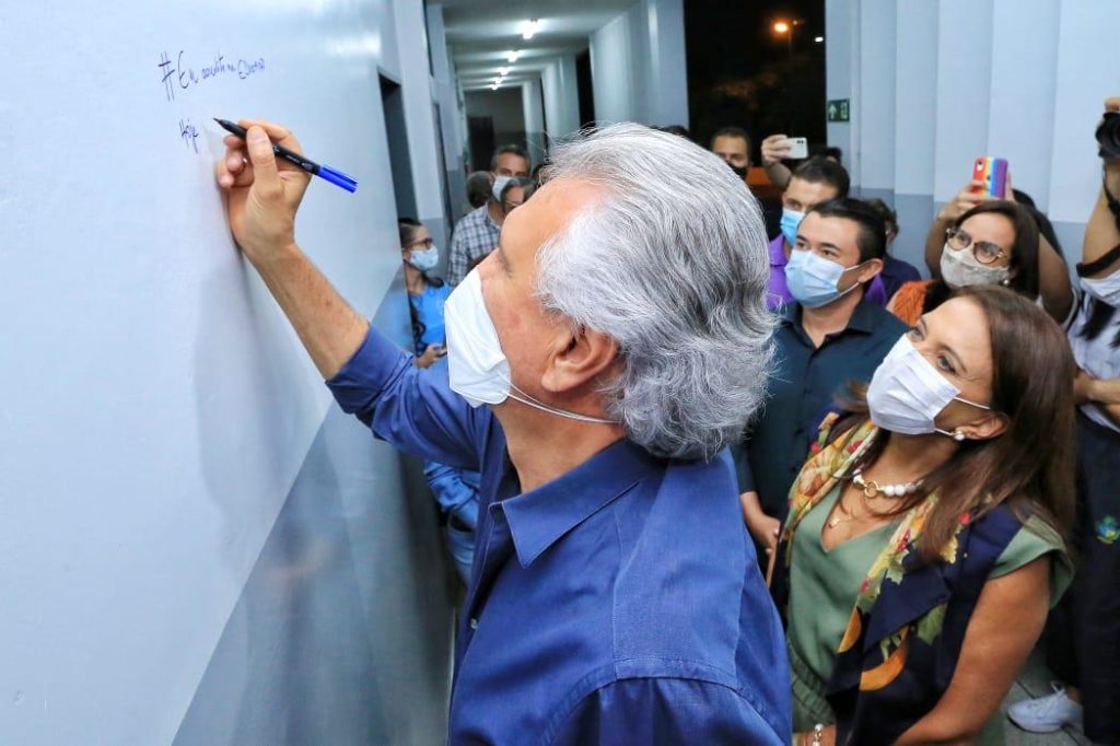 Caiado entrega reforma de escola e autoriza construção de quadra, em Bonfinópolis
