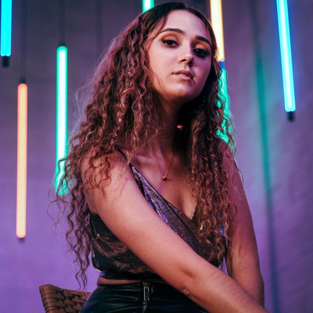 A cantora brasiliense Mallu Coelho de 18 anos, lança novo single