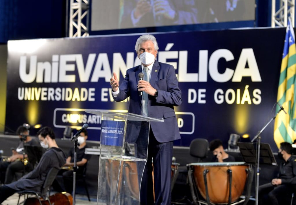 Caiado e ministro Milton Ribeiro participam da solenidade que eleva Centro Universitário de Anápolis ao patamar de Universidade Evangélica de Goiás