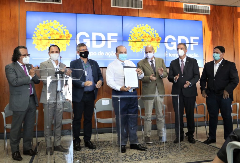 Ibaneis assina acordo para criação do mais novo bairro do DF, o Jóquei Clube