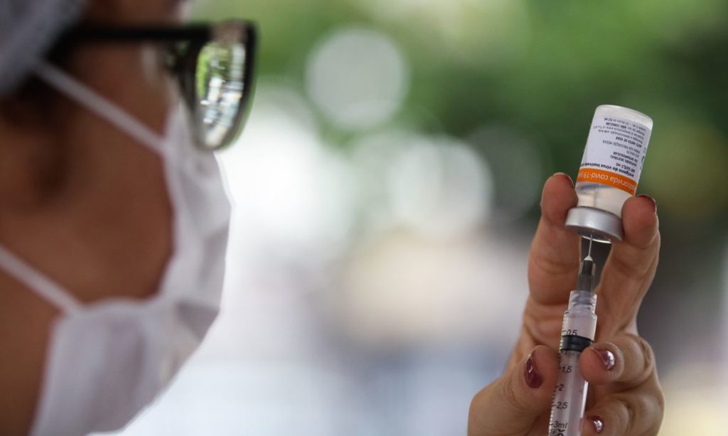 Covid-19: “Provavelmente vamos precisar, no futuro, de uma terceira dose”, diz infectologista
