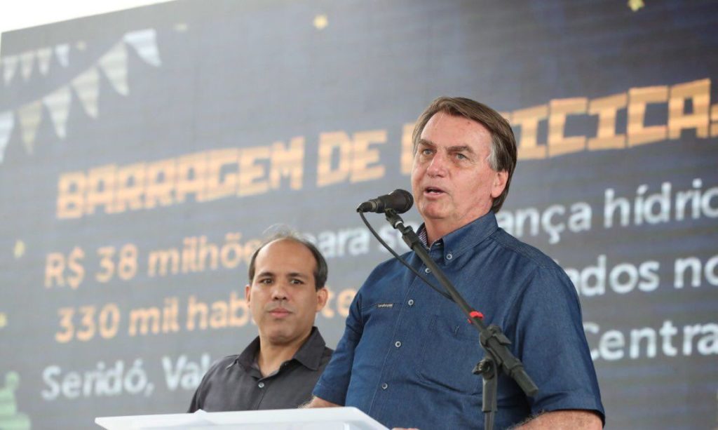 Com obstrução intestinal, presidente Jair Bolsonaro é levado para São Paulo