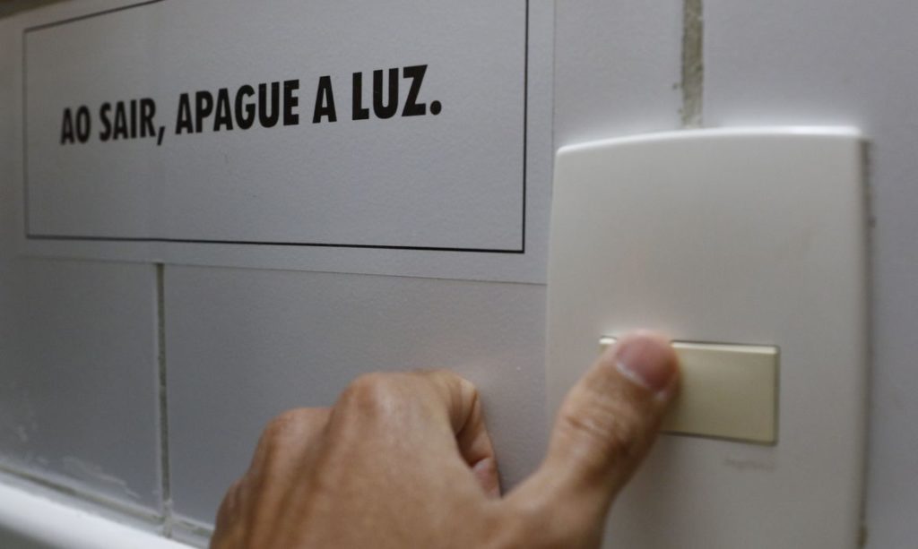 Presidente Jair Bolsonaro promove redução do consumo de energia elétrica em órgãos do governo