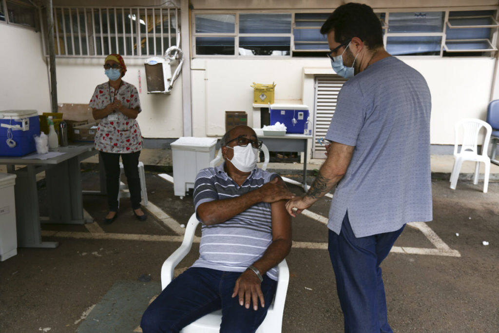 Percentual da população idosa do DF vacinada com a 1ª dose se aproxima dos 100%