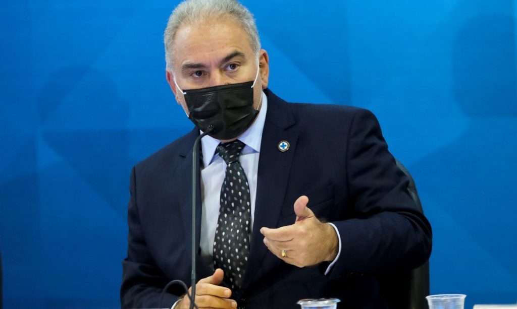 Ministro da Saúde diz que efeitos adversos não podem interromper vacinação