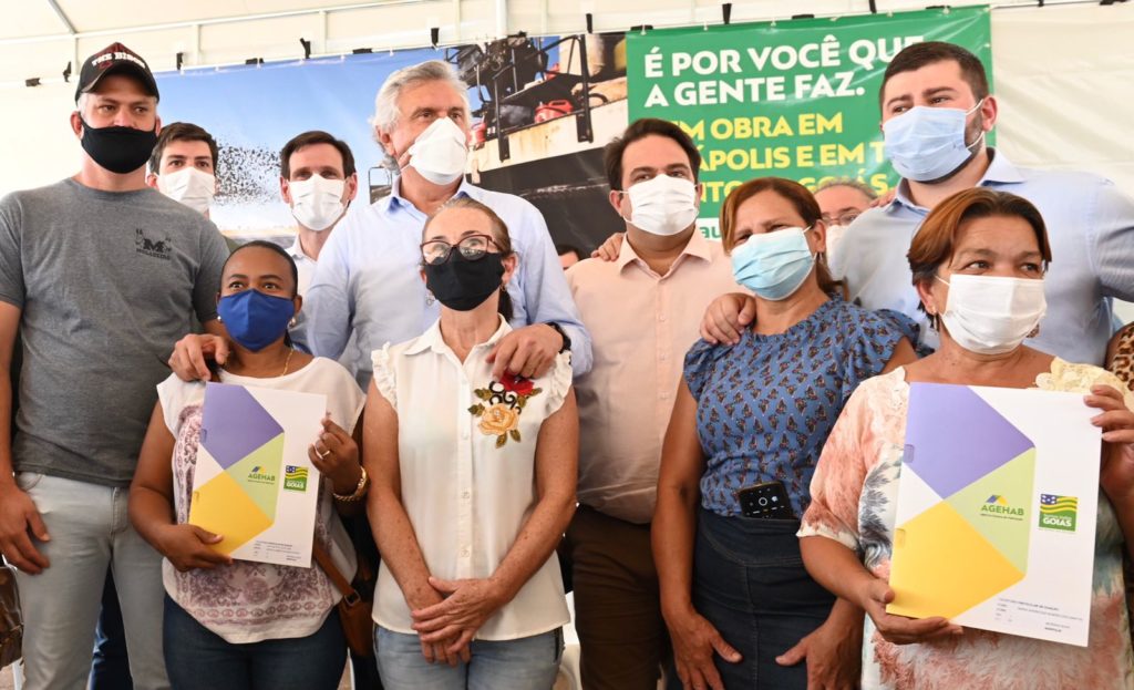 Caiado lança reconstrução da rodovia GO-330 e entrega escrituras