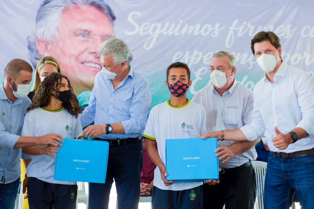 Em Uirapuru e Nova Crixás, Caiado lança Goiás em Movimento-Eixo Municípios e entrega 200 Chromebooks a estudantes