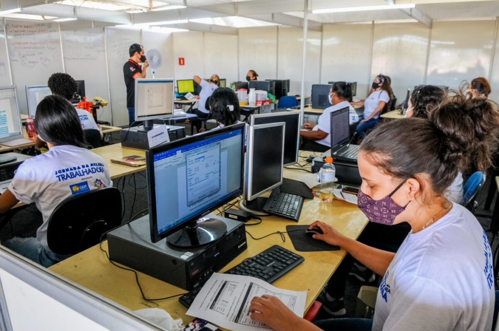 Cursos profissionalizantes para as mulheres no Distrito Federal