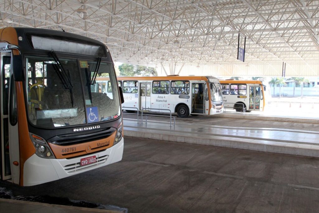 Rodoviários e empresas de ônibus do DF entram em acordo e evitam greve