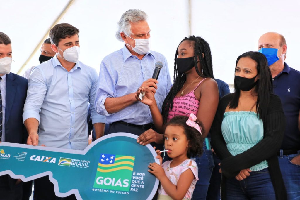 Em Luziânia, Caiado entrega 138 moradias, berçário para unidade prisional e inaugura trecho da GO-010