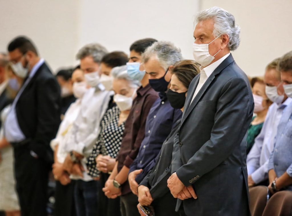 “Iris não faz parte da história, ele fez a história”, destaca Caiado durante culto memorial em ação de graças pela vida e missão do ex-governador, em Goiânia