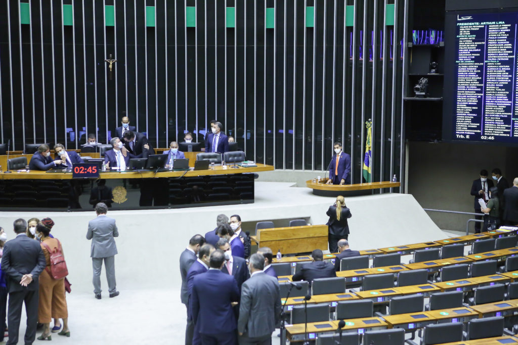 Semana começa com discussões sobre Auxílio Brasil no Congresso Nacional